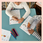 Deux jeunes élèves sont appliqués à colorier leur dessin en appliquant les consignes en langue arabe