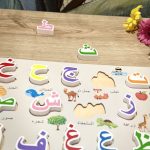 Un puzzle pour apprendre la langue arabe pendant un cours à Annecy