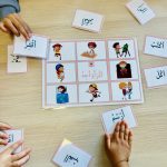 des enfants jouent à un jeu de société en langue arabe